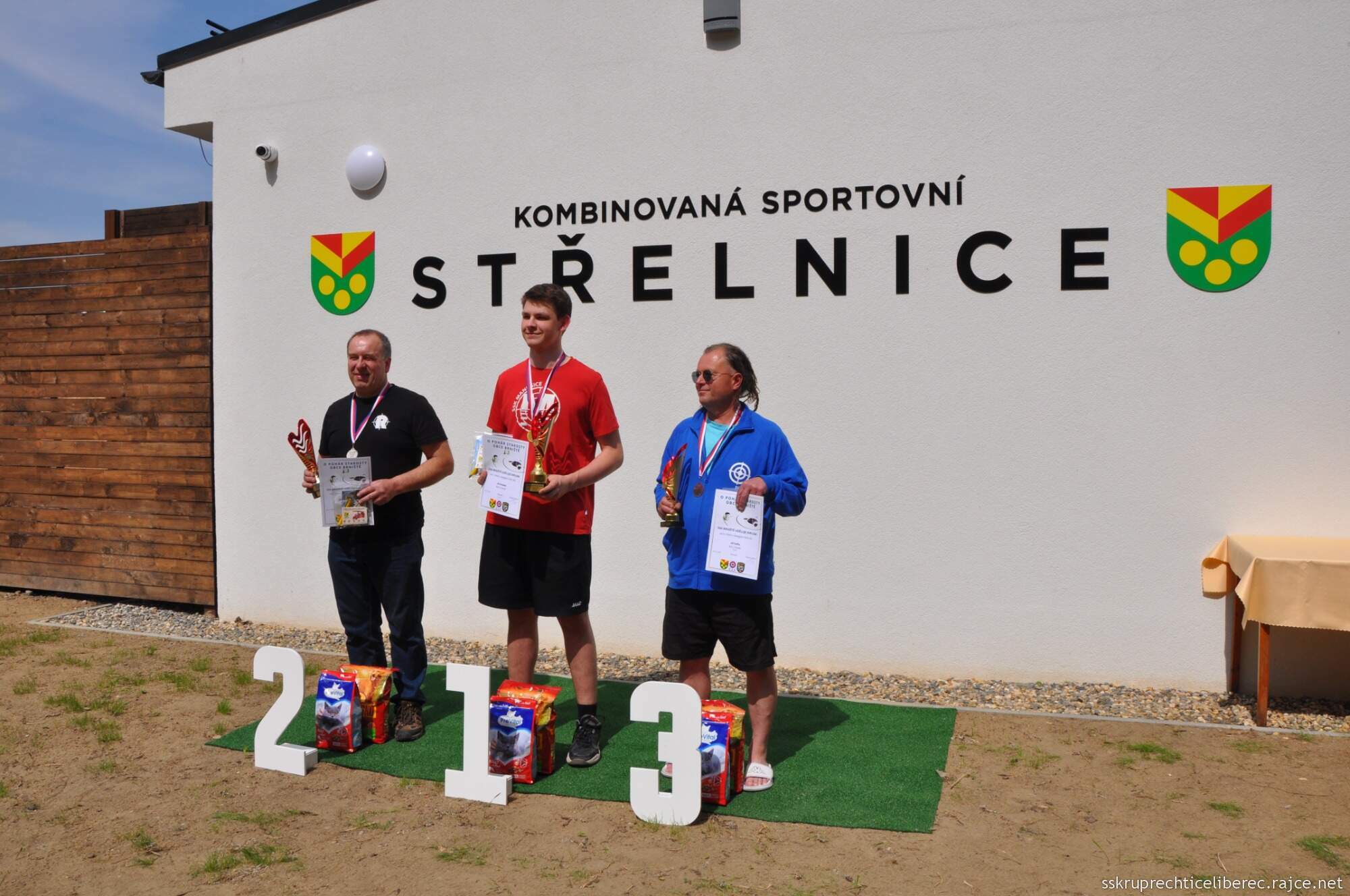 Trenér přebírá pohár za 2. místo Trenér přebírá pohár za 2. místo